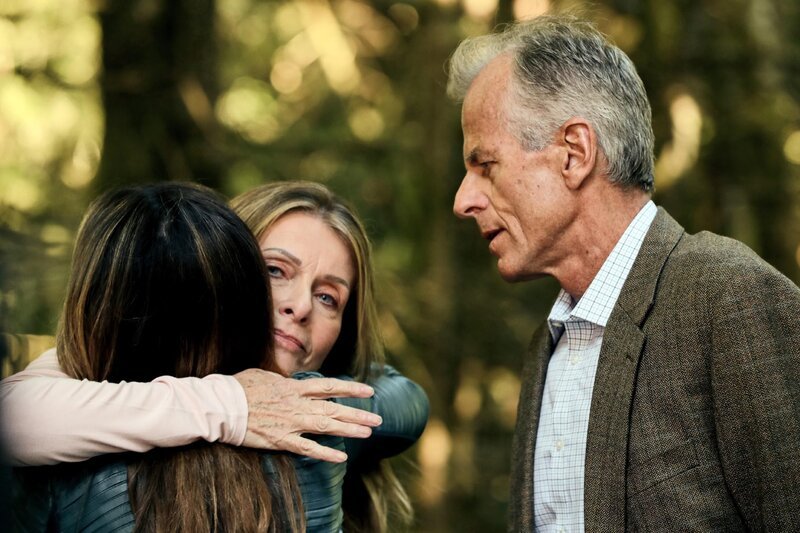 V.l.: Sam Swift (Rachel Bilson), Joan (Jenny Norris) und Bernie (Bill Nikolai) – Bild: RTL /​ Jeff Weddell