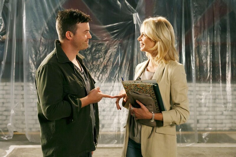 Lena (Birte Glang) investiert all ihre Zeit ins Prunkwerk und bemerkt nicht, wie ihre Ehe darunter leidet (l. Jörg Rohde als Ben). – Bild: RTL /​ Kai Schulz