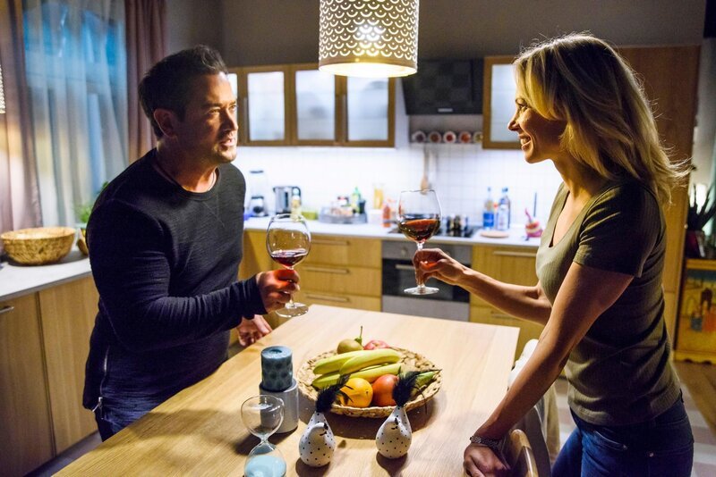 Marian (Sam Eisenstein) und Lena (Birte Glang) hoffen, auf einem richtigen Weg zu sein, um ihre Ehe zu retten. – Bild: RTL /​ Julia Feldhagen