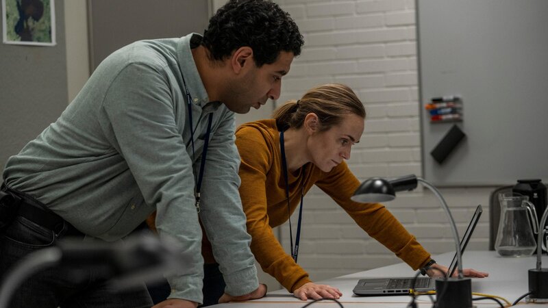 Musa Amin (Dulfi Al-Jabouri) und Maibritt Porse (Laura Christensen) – Bild: RTL /​ LG Fremantle