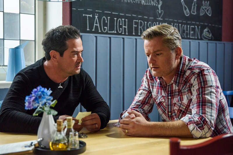 Ingo (André Dietz) wird angesichts von Marians (Sam Eisenstein) Worten nachdenklich. – Bild: RTL /​ Julia Feldhagen