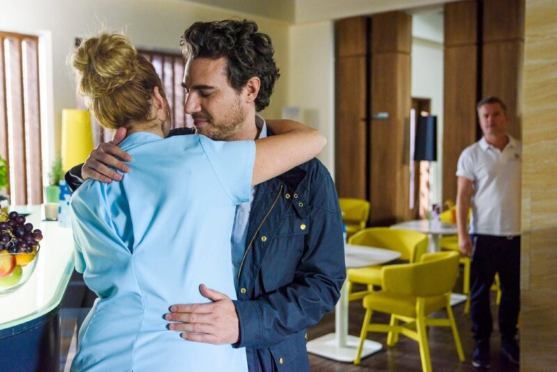 Ein naher Abschiedsmoment zwischen Steffi (Madeleine Krakor) und Sören (Maximilian Neuhäußer) schürt Ingos (André Dietz, r.) Eifersucht. – Bild: RTL /​ Julia Feldhagen