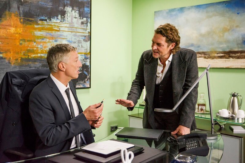 Niclas (Ron Holzschuh, r.) versucht vergeblich, Zweifel bei Georg (Folke Paulsen) zu wecken. – Bild: RTL /​ Julia Feldhagen