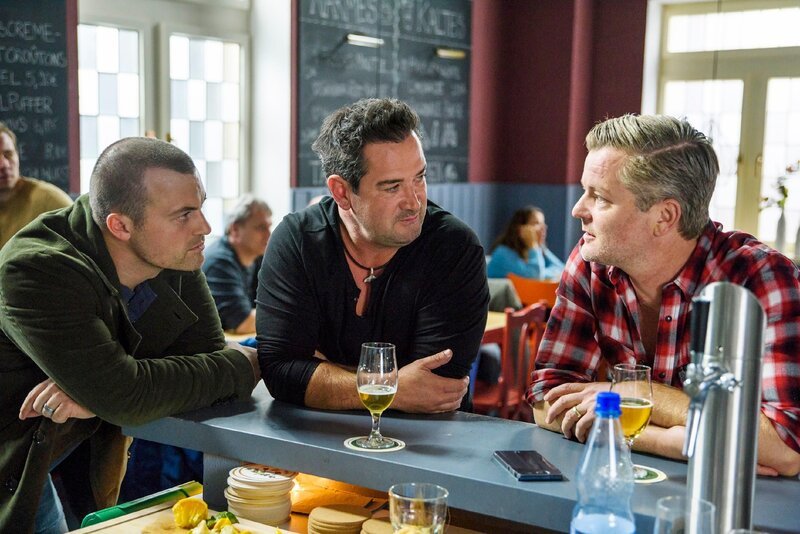 Ingo (André Dietz, r.) ist entschlossen, sich von seinem Frust mit Steffi nicht herunterziehen zu lassen und bringt Ben (Jörg Rohde, l.) und Marian (Sam Eisenstein) dazu, ihn dabei zu unterstützen. – Bild: RTL /​ Julia Feldhagen