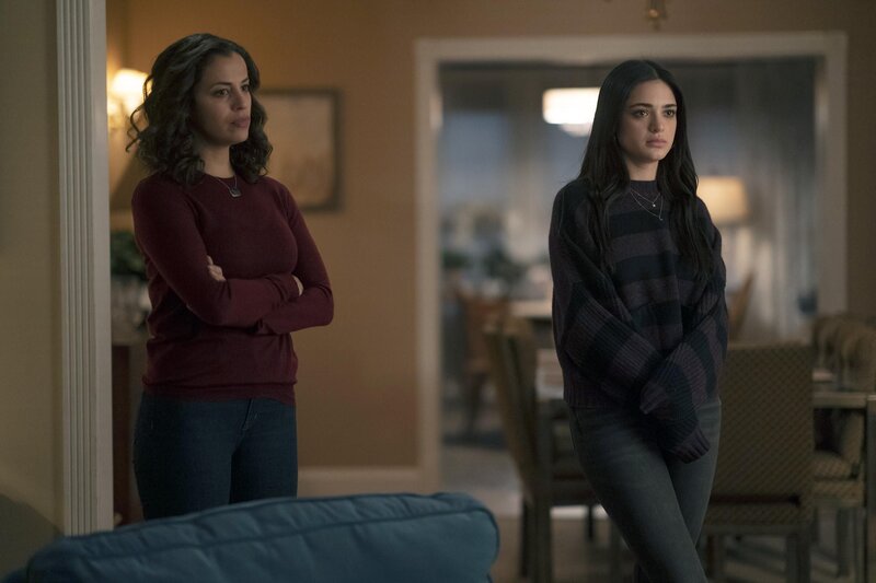 Grace Stone (Athena Karkanis, l.); Olive Stone (Luna Blaise, r.) – Bild: Warner Bros. Entertainment Inc. /​ Peter Kramer