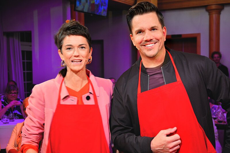 Samschtig-Jass mit Schauspielerin Sarah Spale; Sarah Spale und Sven Epiney – Bild: SRF1 Samschtig-Jass mit Schauspielerin Sarah Spale; Sarah Spale und Sven Epiney – Bild: SRF1