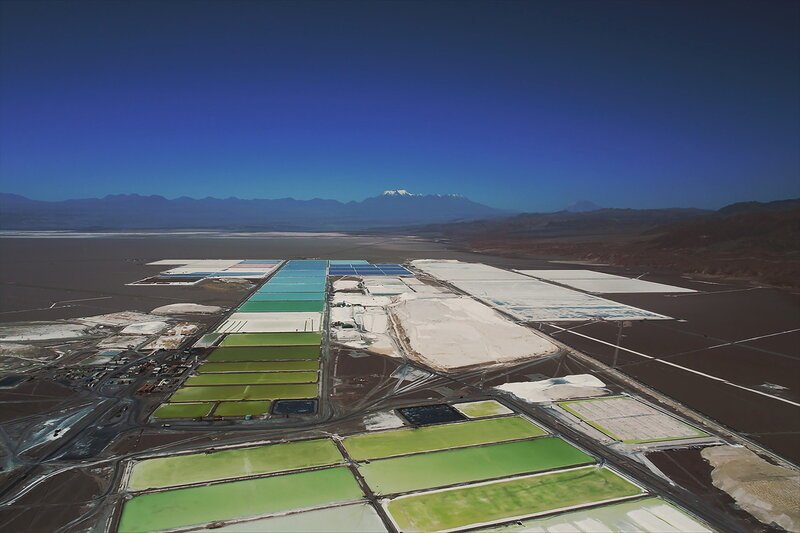 DOK: Lithium in Europa – Gelingt ein nachhaltiger Kreislauf? Lithium wird bislang hauptsächlich in Südamerika und Australien gefördert – mit viel Wasser- und Energieeinsatz und auch Umweltproblemen. – Bild: SRF1