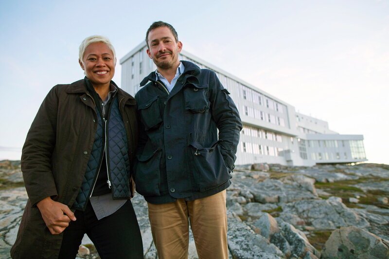Amazing Hotels – Fogo Island Inn, Kanada. Monica Galetti und Giles Coren vor dem Fogo Inn. – Bild: SRF2