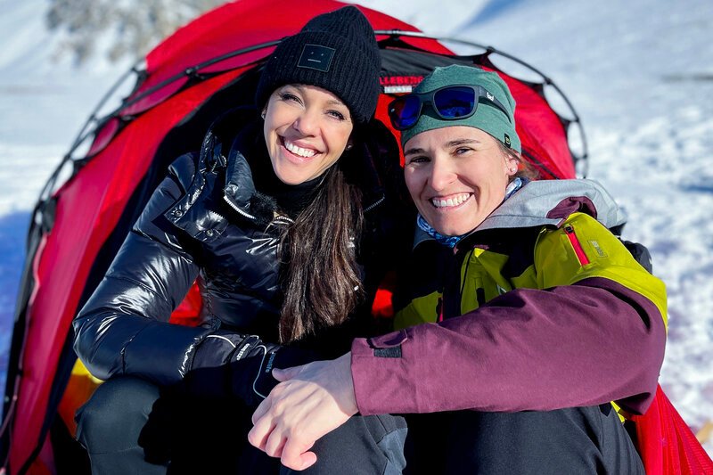 Jetzt oder nie – Spezial: Das Wiedersehen
Abenteurerin Thesi Zwyssig
Kiki Maeder und Maria Theresia „Thesi“ Zwyssig bei den Dreharbeiten auf dem Sanetschsee
2023
SRF – Bild: SF2