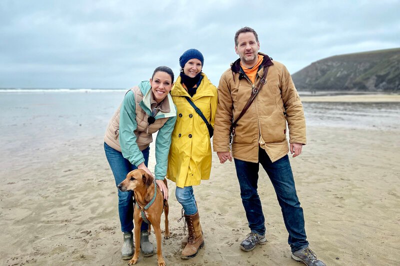 Jetzt oder nie – Spezial: Das Wiedersehen
Leben in Cornwall mit Sabrina Klanig und Ueli Knecht
Kiki Maeder, Sabrina Klanig und Ueli Knecht am Strand in Cornwall
2023
SRF – Bild: SF2