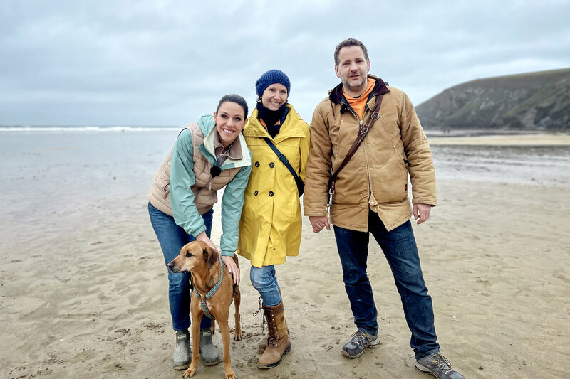 Jetzt oder nie – Spezial: Das Wiedersehen
Leben in Cornwall mit Sabrina Klanig und Ueli Knecht
Kiki Maeder, Sabrina Klanig und Ueli Knecht am Strand in Cornwall
2023
SRF – Bild: SF2
