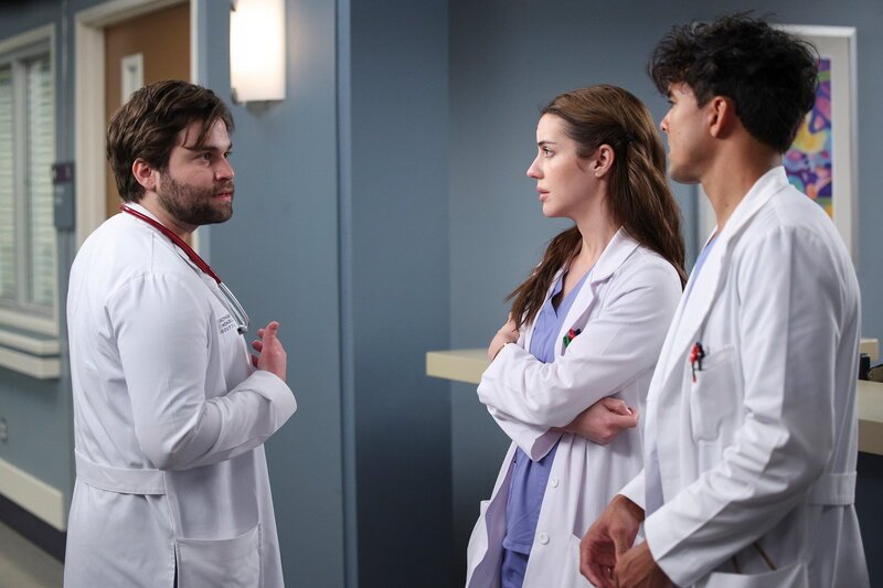 Grey’s Anatomy
Staffel 19
Folge 16
Jake Borelli als Dr. Levi Schmitt, Adelaide Kane als Dr. Jules Millin, Niko Terho als Dr. Lucas Adams
SRF/​ABC Studios – Bild: SF2