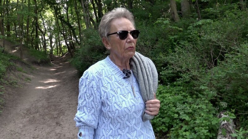 Rentnerin Bruni besucht ihre alte Wirkungsstätte: das Hotel an der Ostsee, in dem sie acht Jahre lang gearbeitet hat. – Bild: RTLZWEI