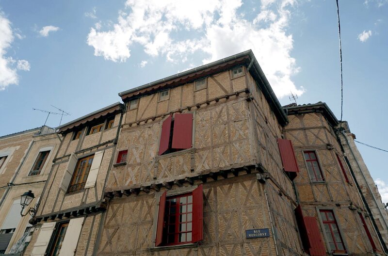 Das Rot der Ziegelsteine, das Braun der Holzbalken an den Häusern, das Ocker der Lichter: Im Lot-et-Garonne sind die Farben warm und samtig. – Bild: Elephant Doc