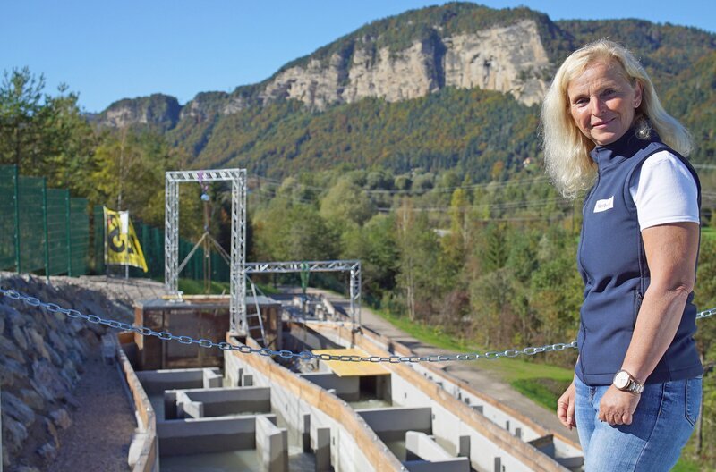 Öko-Ingenieurin Sabine Käfer mit der Drau im Hintergrund. – Bild: SWR/​Bilderfest/​Johannes Holland/​Nikolas Winter