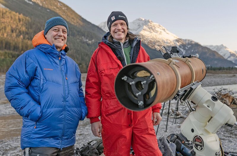 Norbert Span (re.) und sein Freund Bernd (li.) sind für die Nacht vorbereitet. – Bild: SWR/​Bilderfest/​Nikolas Winter