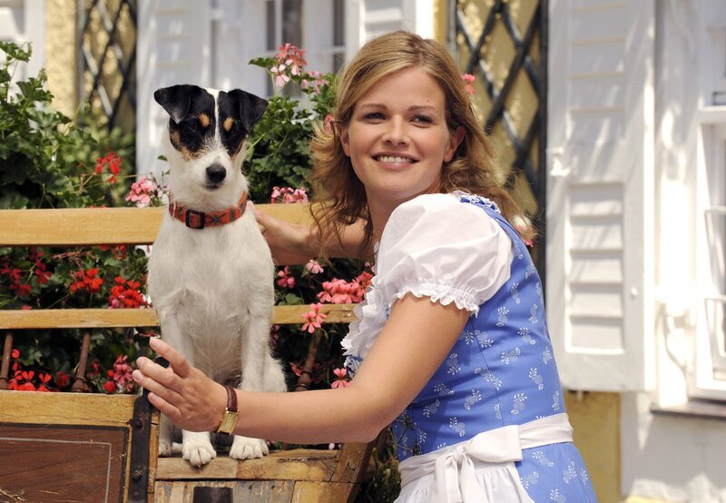 Marie (Mira Bartuschek) lässt sich zusammen mit ihrem Hund Räuber fotografieren. – Bild: NDR/​ARD Degeto/​Barbara Bauriedl