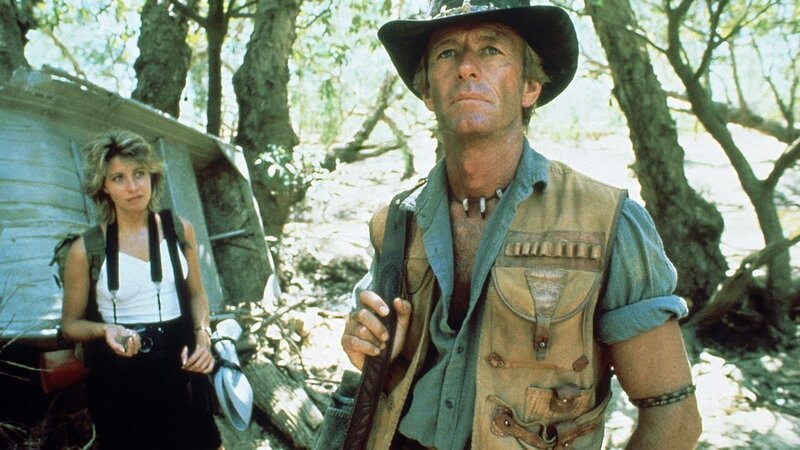 L-R: Linda Kozlowski (Sue), Paul Hogan (Mick Dundee). – Bild: TNTH / TNT HD L-R: Linda Kozlowski (Sue), Paul Hogan (Mick Dundee). – Bild: TNTH / TNT HD