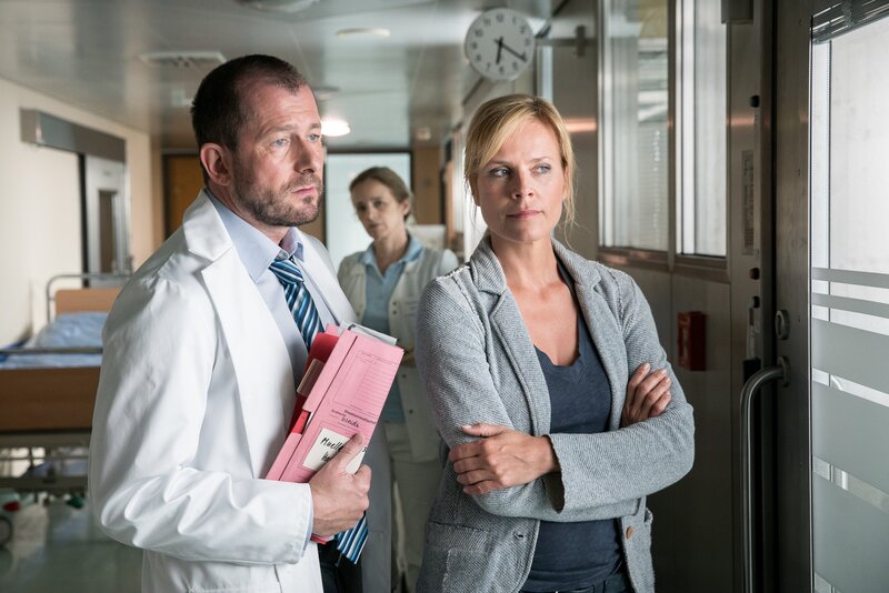 (v.l.n.r.) Prof. Dr. Martin Selcher (Martin Lindow); Beatrice Ludwig (Cristin König); Ina Zimmermann (Melanie Marschke) – Bild: ZDF/​Bernd Cramer