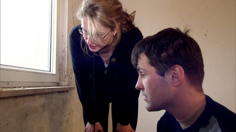 Janina und Marco erwarten ihr erstes gemeinsames Kind. Die junge Familie wünscht sich ein Eigenheim und wird im Nachbardorf fündig. Sie kaufen eine ehemalige Dorfschule. Alles scheint perfekt, bis sie Schimmel entdecken … – Bild: RTLZWEI