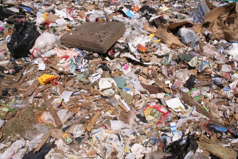 In Lubbock wird am 13.9.2005 auf einer Mülldeponie ein Koffer mit einer Leiche gefunden. – Bild: Sat.1 Gold