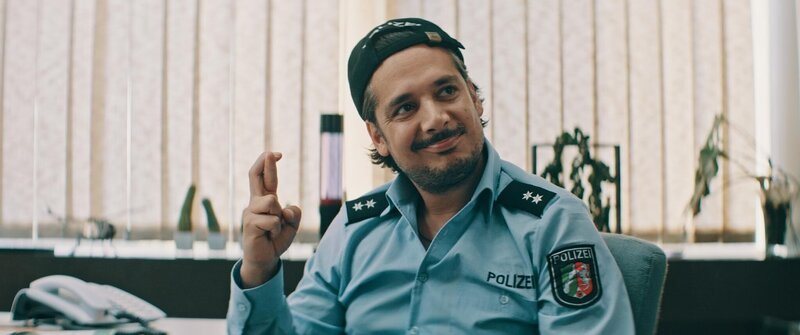 Erkan Acar als Deniz – Bild: Mavie Films GmbH /​ Telepool GmbH