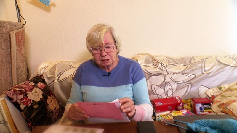 Elke erhält rätselhafte Post aus Tunesien. – Bild: RTLZWEI