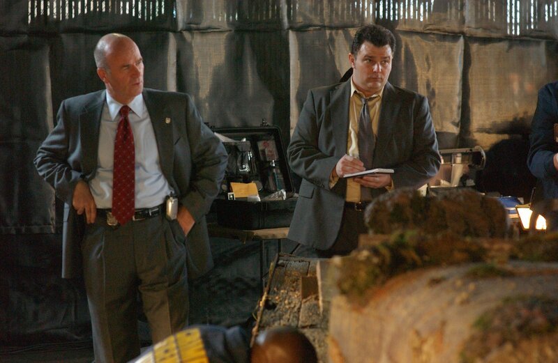 Lt. John Stillman (John Finn, l.) und Det. Nick Vera (Jeremy Ratchford, r.) untersuchen das Autowrack, in dem ein Skelett gefunden wurde … – Bild: Warner Bros. Television