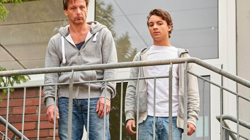 Stefan (Hendrik Duryn, l.) hat Yves (Oskar Redfern), der sich mächtig Ärger eingehandelt hat, auf der Treppe gestellt. – Bild: TVNOW /​ Frank Dicks