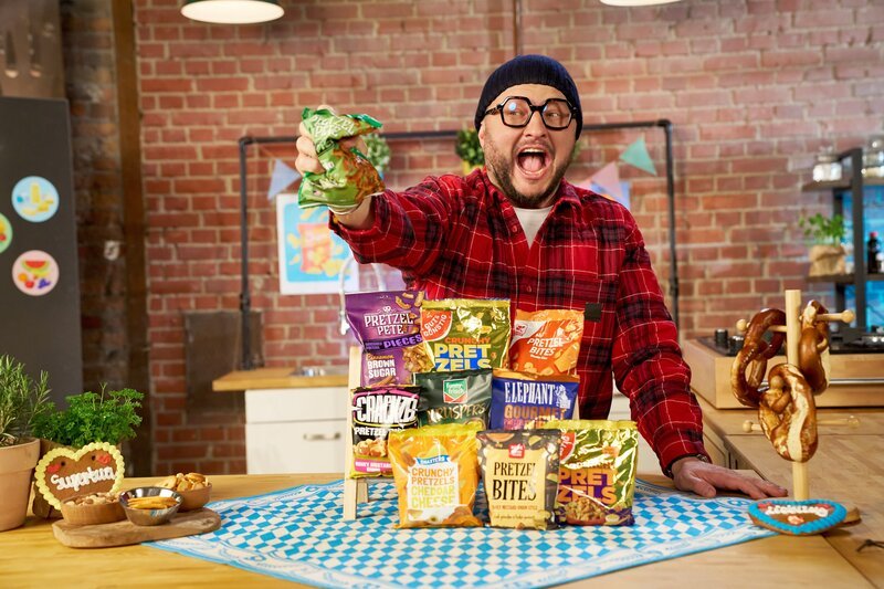 Sebastian Lege packt aus. Er widmet sich scheinheiligen Snacks. Pretzel Bites, Brotchips, Cracker und Honig-Salz-Nüsse – sie alle haben ein dunkles Geheimnis. – Bild: ZDF und Guido Engels