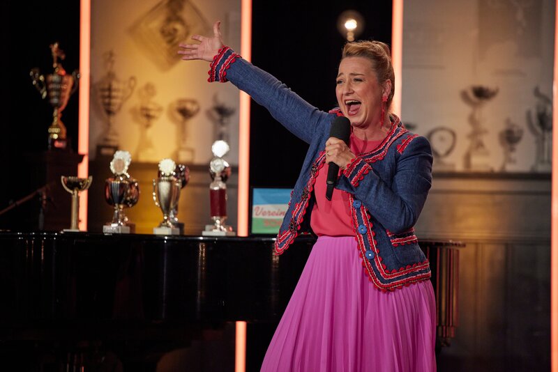 Constanze Lindner lädt zu einem außergewöhnlichen und abwechslungsreichen Kleinkunstabend ein. Die quirlige Kabarettistin begrüßt auf der Bühne wieder zahlreiche Gäste. – Bild: Martina Bogdahn /​ BR