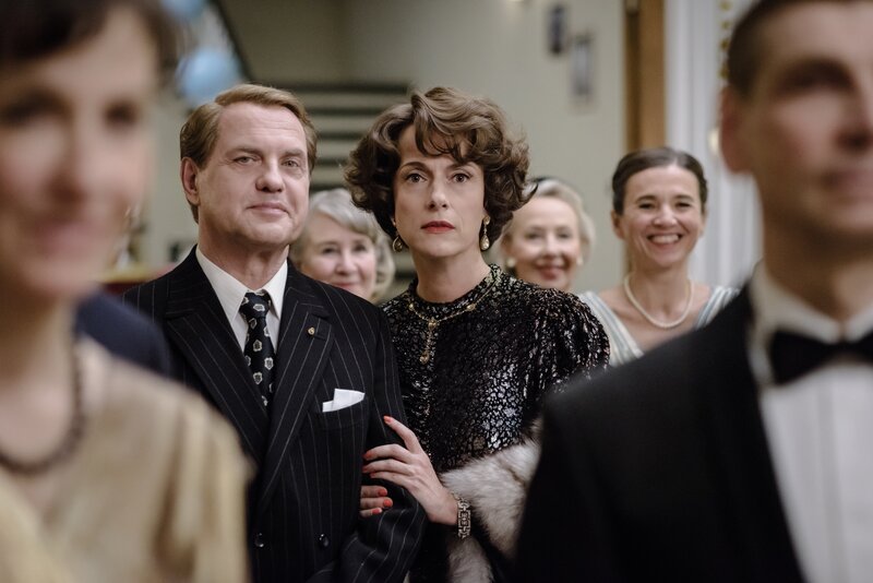 Caterina Schöllack (Claudia Michelsen, r.) muss einsehen, dass sie ihre Tochter Monika Schöllack ziehen lassen muss. Fritz Assmann (Uwe Ochsenknecht, l.) freut sich für Monika. – Bild: Stefan Erhard /​ ZDF