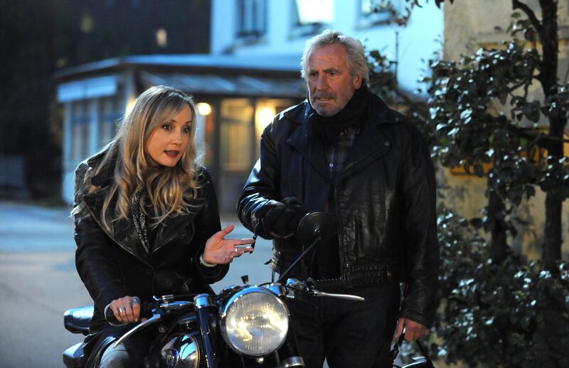 Martin will eine Erklärung, warum Jana ohne ihn zu fragen auf seiner geliebten Daisy sitzt. Von links: Jana Keller (Isabella Hübner) und Martin Kirchleitner (Hermann Giefer). – Bild: BR/​Marco Orlando Pichler