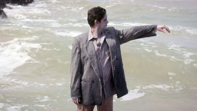 Der graue Mann und das Meer – Oliver genießt mit seiner Frau Nicole und den beiden Töchtern einen beschaulichen Tag am Strand des Küstenörtchens Pawleys Island. Die Idylle wird gestört, als Nicole einen mysteriösen Mann im grauen Anzug in den Wellen sieht. – Bild: RTLZWEI, W&B Television, Superam