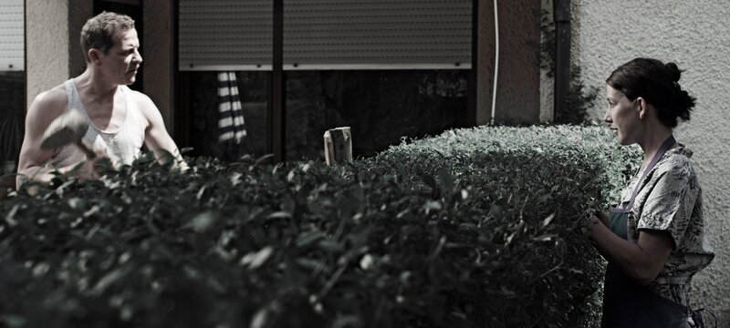 Uwe (Gerdy Zint) ist Elfriedes (Sabine Wolf) Nachbar und scheint ihr aktuell die beste Wahl für die Familiengründung. – Bild: MDR/Filmakademie Baden-Württemberg Uwe (Gerdy Zint) ist Elfriedes (Sabine Wolf) Nachbar und scheint ihr aktuell die beste Wahl für die Familiengründung. – Bild: MDR/Filmakademie Baden-Württemberg