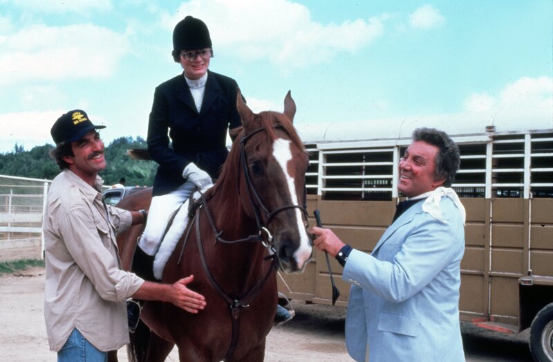 Adelaides (Christine Belford, M.) teures Pferd Norman ist in Gefahr. Charles Cathcart (Cameron Mitchell, r.) bittet Magnum (Tom Selleck, l.) um Hilfe. – Bild: ProSieben MAXX