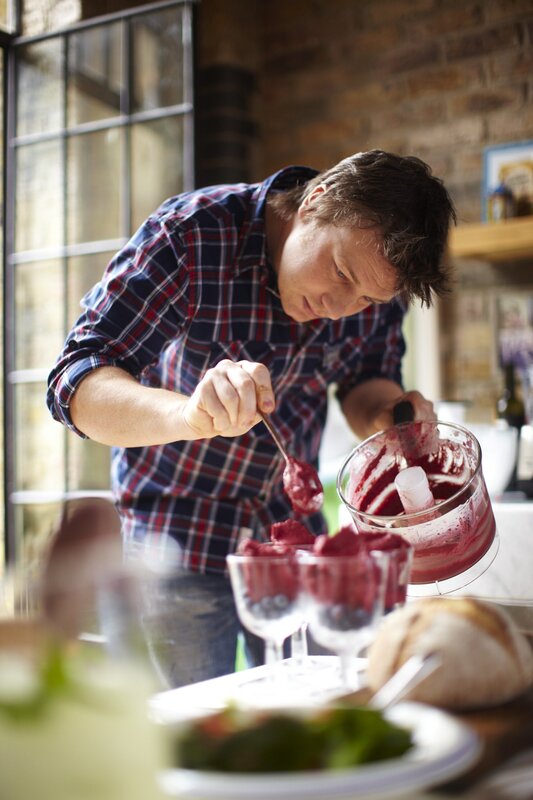 Diesmal gibt es bei Jamie Oliver als Hauptgang seines 30-Minuten-Menüs einen Seebarsch. Dazu reicht er Pancetta, Süßkartoffeln und asiatisches Gemüse als Beilagen. – Bild: VOXup