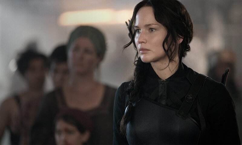 Zahlreiche Hungerspiele haben bei Katniss (Jennifer Lawrence) sichtlich Spuren hinterlassen. Schafft sie es tapfer zu bleiben, um den Gräueltaten in den Distrikten endlich ein Ende zu setzen? Oder werden ihre Kräfte sie gerade jetzt verlassen? – Bild: Studiocanal GmbH /​ Murray Close /​ MKNS