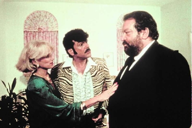 Die reiche Lady bittet Parker (Bud Spencer), sich die nächste Ladung Kloppe für die Mafia aufzuheben und den schmalschultrigen Italo- Rockabilly Tony (Tomas Milian) zu verschonen … – Bild: Kabel Eins
