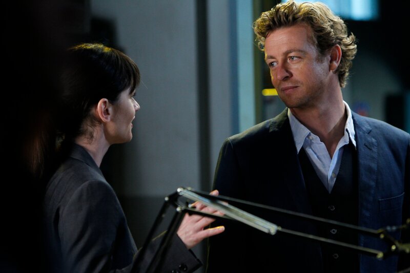 Ermitteln in einem neuen Mordfall: Patrick (Simon Baker, r.) und Teresa (Robin Tunney, l.) … – Bild: Warner Bros Television