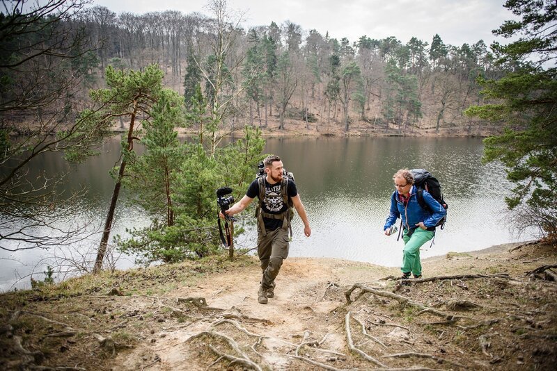 Friedrich „Fritz“ Meinecke (l.) und Wigald Boning. – Bild: RTL /​ Schwarzbild Medienproduktion GmbH /​ Clemens Bilan