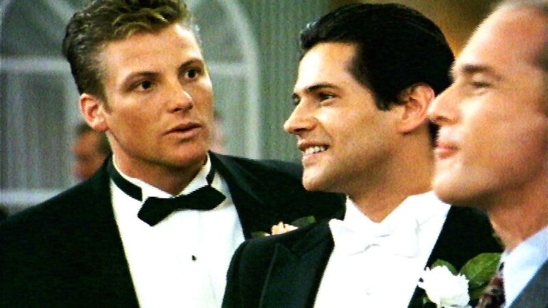 Dennis (Doug Savant, li.) erzählt seinem Freund Andy (Thomas Calabro), dass es üblich ist, die Braut zu entführen. Andy ist davon nicht begeistert. – Bild: RTL