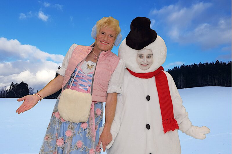Sketch „Schneemann sucht Karotte“. Von links: Michl Müller und Constanze Lindner. – Bild: BR/​Andreas Pirchmoser