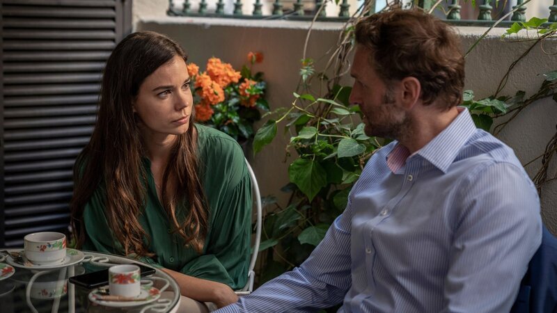 Die Beziehung von Sam Henderson (Steven Cree) zu Mariona Cabell (Laia Costa) bekommt schwere Risse, nachdem er sie für ein Sicherheitsrisiko hält. – Bild: ZDF und UKTV