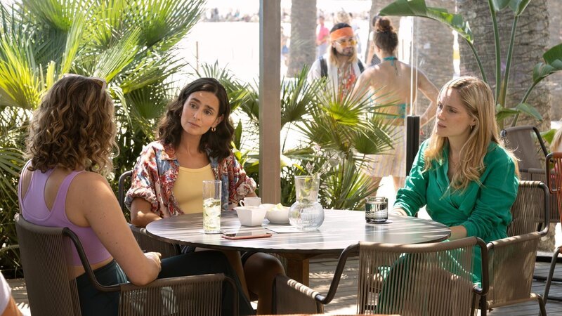 Jenna Tyler (Natalie Spence, l.) schildert Alba (Serena Manteghi, M.) und Laura (Sophie Rundle, r.) ihre Ängste vor ihrem Stalker. – Bild: ZDF und Andrea Resmini