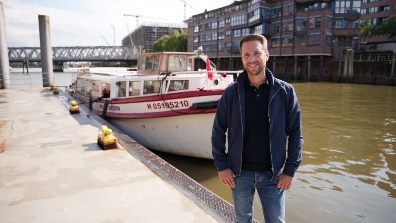 Mirko Drotschmann an einer Barkasse. – Bild: ZDF und Julian Adolph