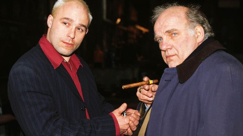 Meffert (Jochen Senf, re.) und sein Neffe Tony (Guido Bösherz) haben erfahren, dass Sam in Wirklichkeit Polizist ist. Sie schmieden einen gemeinen Plan … – Bild: TVNOW