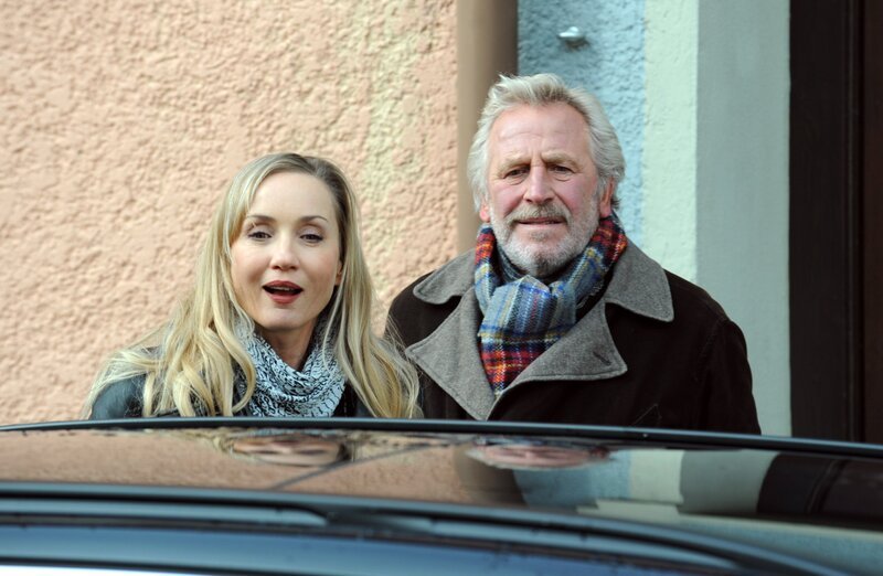 Martin lädt Jana zu einem Ausflug ein. Von links: Jana Keller (Isabella Hübner) und Martin Kirchleitner (Hermann Giefer). – Bild: BR/​Marco Orlando Pichler