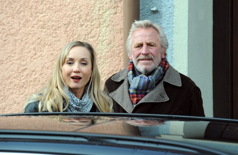 Martin lädt Jana zu einem Ausflug ein. Von links: Jana Keller (Isabella Hübner) und Martin Kirchleitner (Hermann Giefer). – Bild: BR/​Marco Orlando Pichler