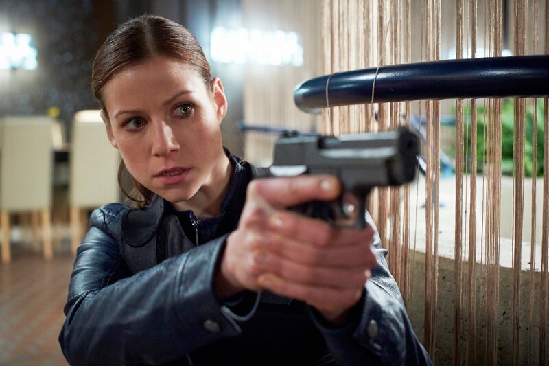 Nachdem Jenny (Katrin Heß) einige Geiseln befreien konnte, versucht sie sich Gross zu nähern … – Bild: TVNOW /​ Guido Engels